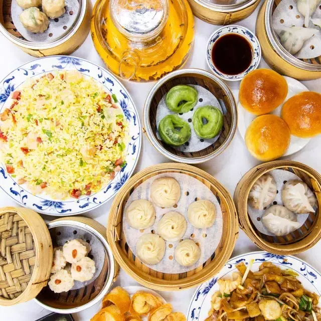 Una varietà di piatti dim sum al ristorante Yank Sing di San Francisco.